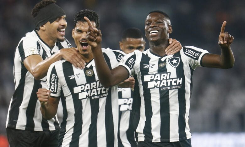 Botafogo brilha no Nilton Santos e encosta na liderança do Brasileirão