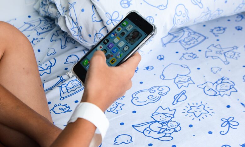 Como o celular e as redes sociais afetam os adolescentes?