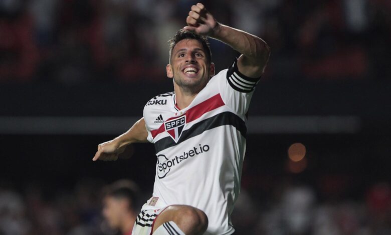 São Paulo vira o jogo, vence o Athletico-PR e assume a quarta posição no Brasileirão