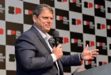 Tarcísio tem 34% de aprovação dos paulistanos e 27% de rejeição, diz Datafolha