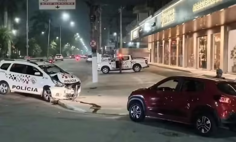 Viatura da Polícia Militar se envolve em acidente durante perseguição no Guarujá