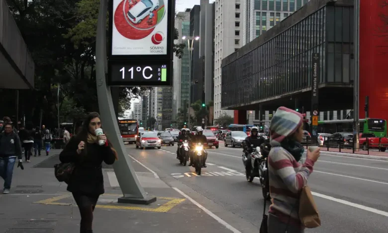 Cidade de São Paulo se prepara para domingo gelado com queda drástica de temperatura