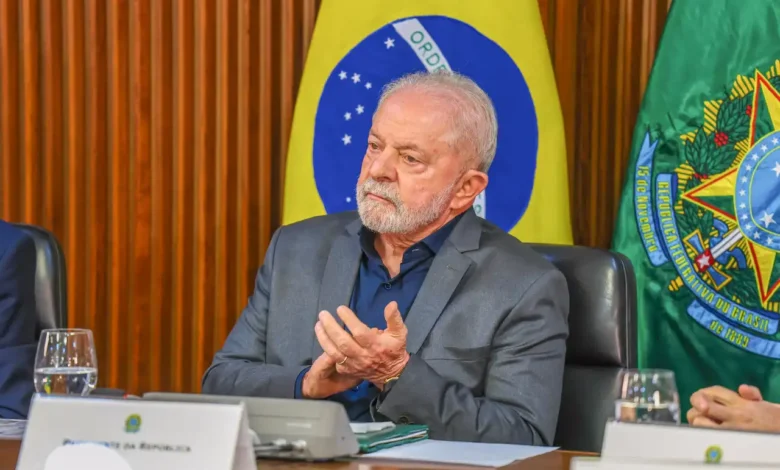 Lula assina decreto que aumenta imposto sobre o cigarro