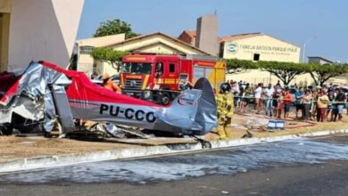 Vídeo: Avião cai e atinge van e motociclista em Teresina, no Piauí