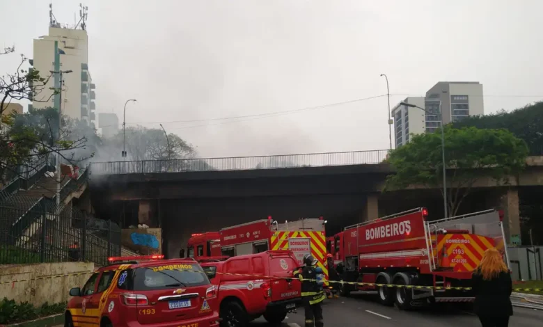 Incêndio em viaduto causa transtorno no trânsito da Av 23 de Maio em São Paulo