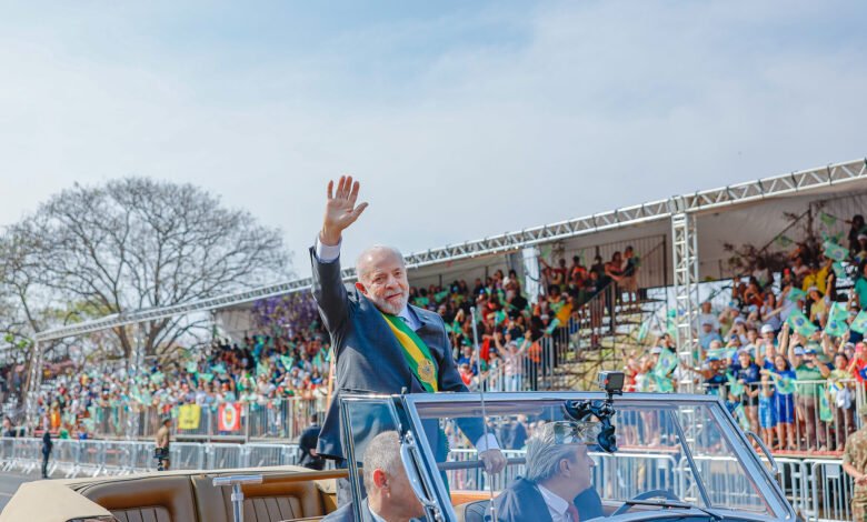 Lula participa do desfile de 7 de Setembro em Brasília