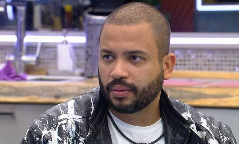 Projota tem casa invadida por criminosos e rapper e filhos ficam reféns