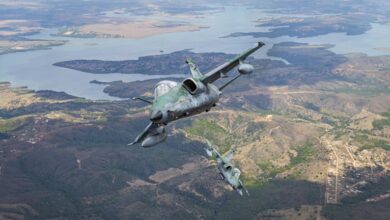 Caça da FAB cai em Natal; piloto consegue se ejetar