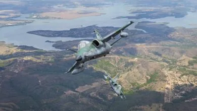 Caça da FAB cai em Natal; piloto consegue se ejetar