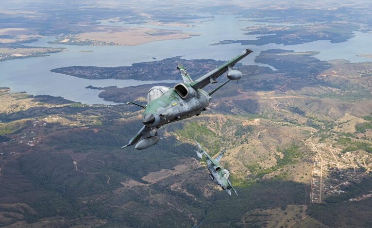 Caça da FAB cai em Natal; piloto consegue se ejetar