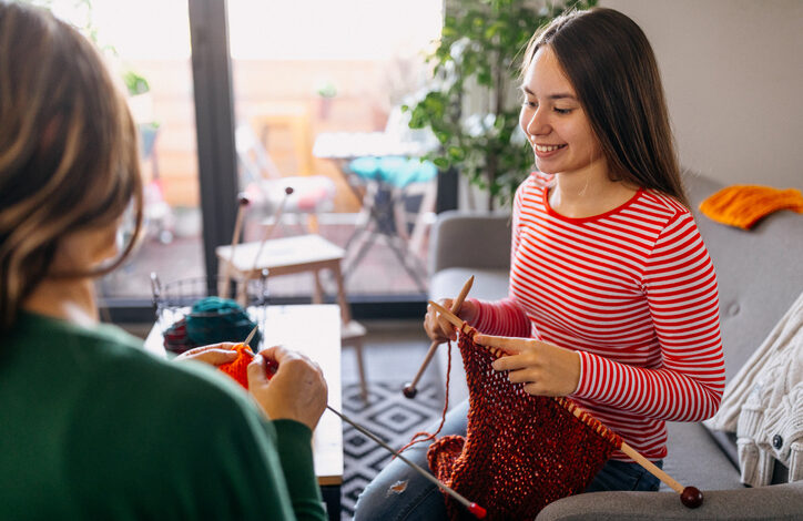 Crochê e tricô: conheça os benefícios para a saúde mental e o desenvolvimento pessoal