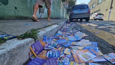 Ruas próximas a locais de votação amanhecem sujas por santinhos na zona norte de SP