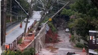 Chuvas intensas causam queda de postes e deixam São Paulo em alerta