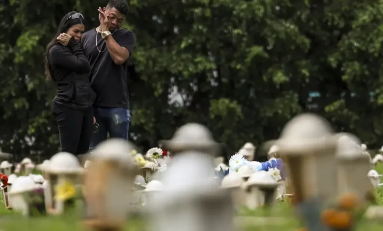 Dia de Finados: Familiares homenageiam entes queridos