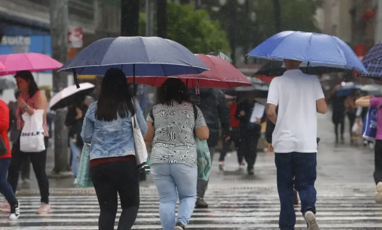 São Paulo registra enchentes e voos cancelados após chuvas