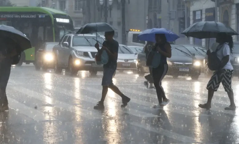 São Paulo registra enchentes e voos cancelados após chuvas