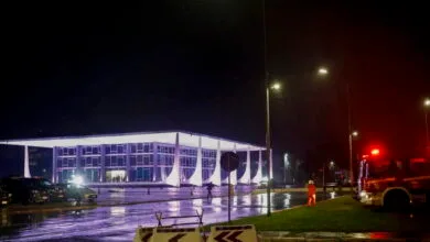 Imagem mostra caminhões dos bombeiros posicionados na conto direito da foto. No canto esquerdo, mais distante, policiais conversam. Ao fundo, diante do prédio do STF, aparece um corpo caído.