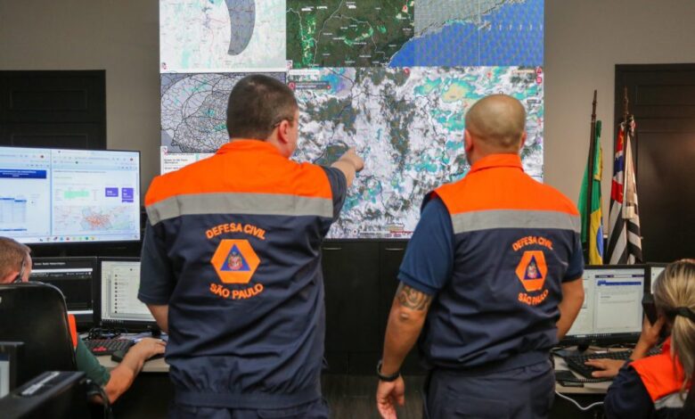 Defesa Civil de SP monta gabinete de crise presencial devido às chuvas intensas