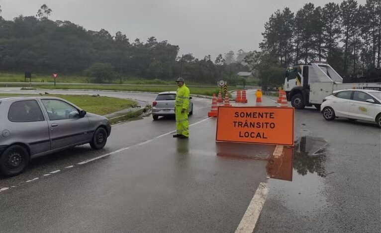 Deslizamento interdita parcialmente a Rodovia Mogi-Bertioga no litoral norte de SP