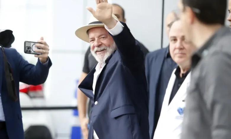 Lula recebe alta hospitalar e se prepara para retomar atividades presidenciais
