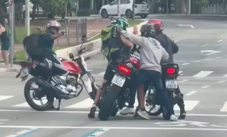 Motociclista é cercado por bandidos e tem moto roubada em semáforo no Itaim Bibi