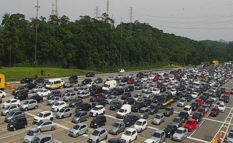 Sistema Anchieta-Imigrantes registra congestionamento neste final de semana