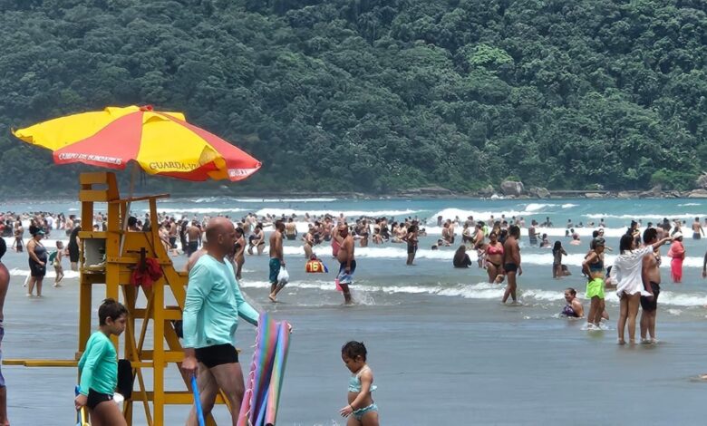 Corpo de Bombeiros resgata 50 banhistas em situação de afogamento no último dia do ano no Litoral Norte de SP