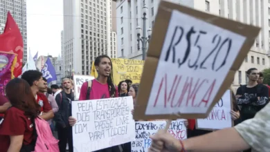 Manifestantes protestam contra aumento das tarifas de ônibus, trem e metrô em São Paulo