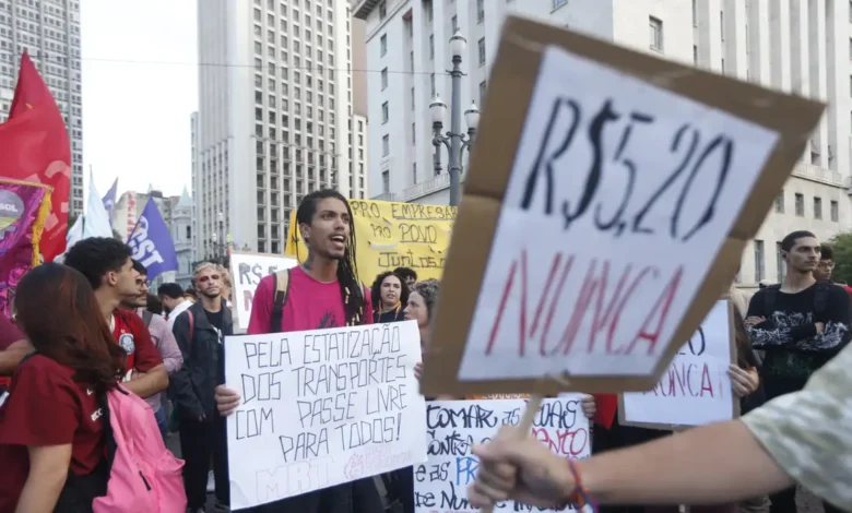 Manifestantes protestam contra aumento das tarifas de ônibus, trem e metrô em São Paulo