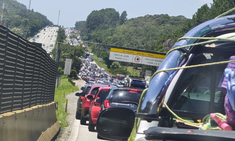Motoristas enfrentam lentidão no sistema Anchieta-Imigrantes em direção ao litoral