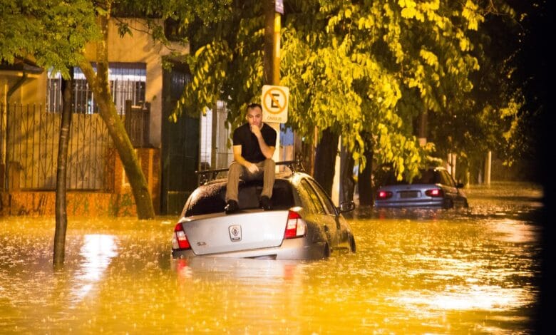 Defesa Civil orienta sobre como agir em caso de alagamento e veículo preso