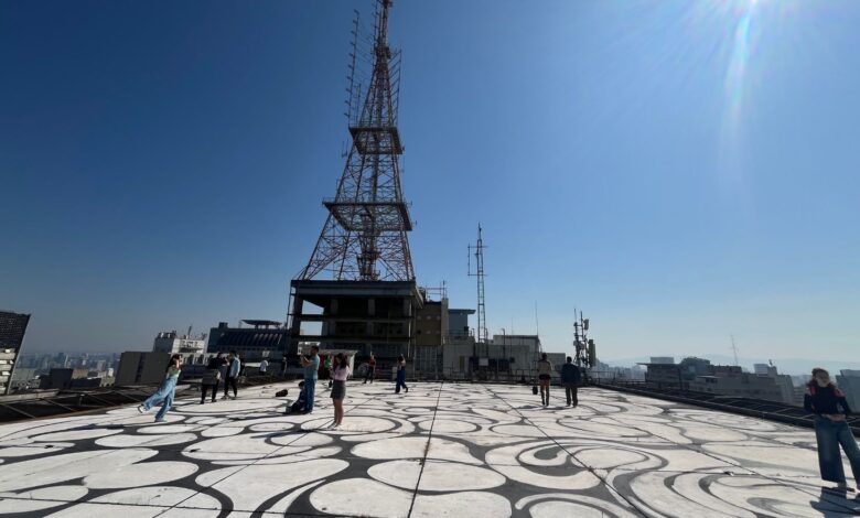 Explore a Avenida Paulista aos domingos com passeios gratuitos de bike e a pé