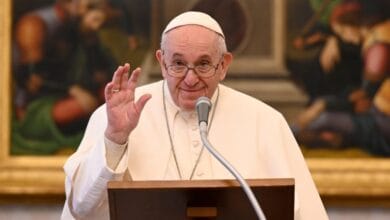 Papa Francisco continua internado e seu estado de saúde é delicado, dizem médicos