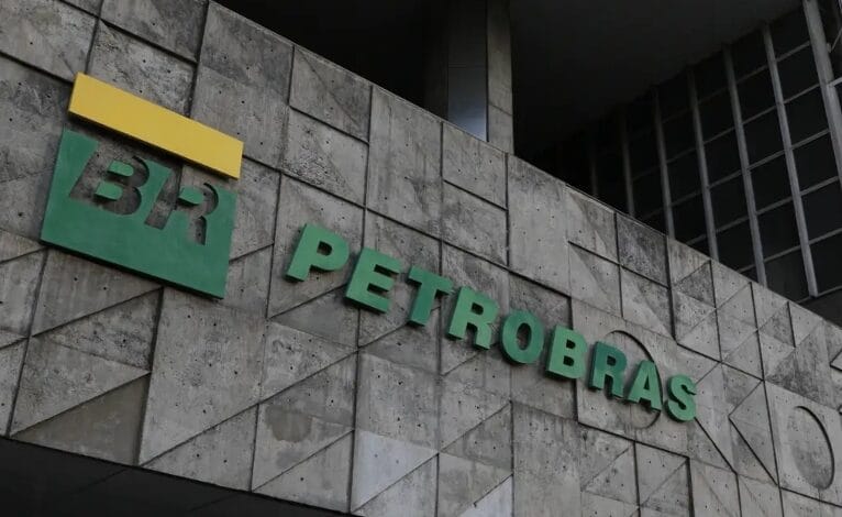 Petrobras registra prejuízo de R$ 17 bilhões no 4º trimestre de 2024