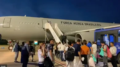 Segundo voo com brasileiros deportados pelos EUA chega a Belo Horizonte