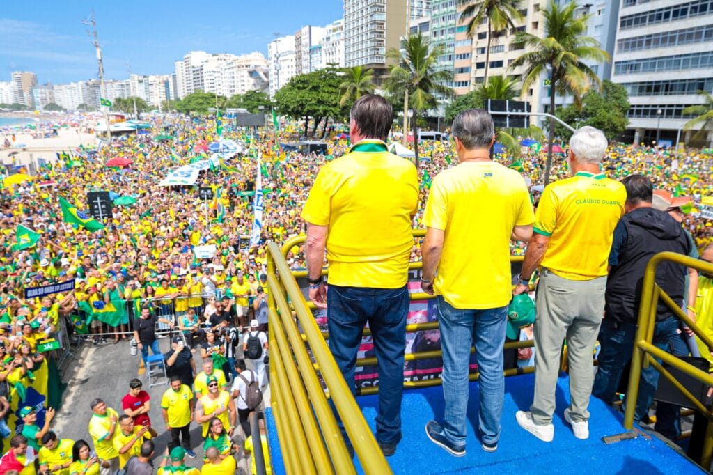 Apoiadores de Bolsonaro realizam ato no Rio; Flávio Bolsonaro critica 'alexandrismo'