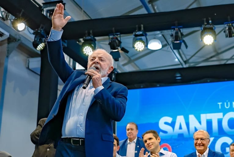 Lula critica tarifas dos EUA: "Não adianta o Trump ficar gritando de lá"