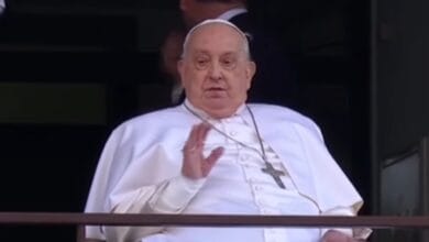 Papa Francisco recebe alta após 38 dias internado por pneumonia bilateral