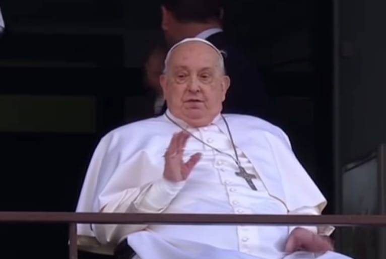 Papa Francisco recebe alta após 38 dias internado por pneumonia bilateral