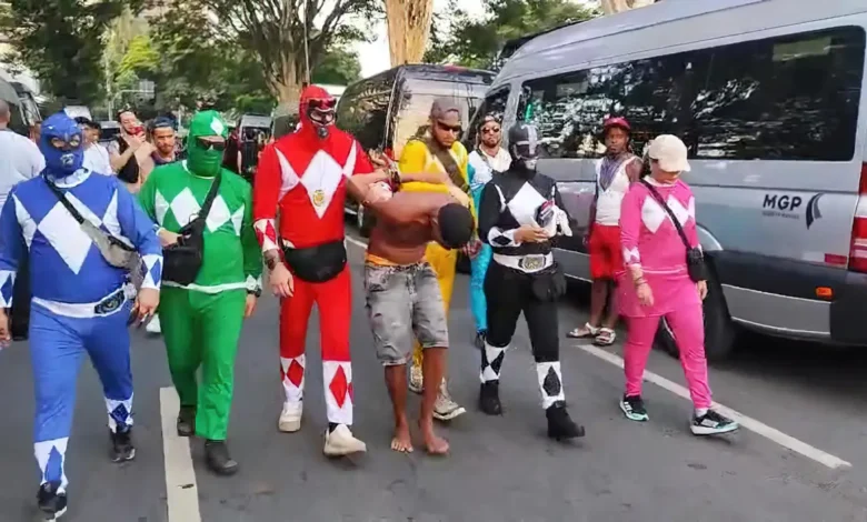 Policiais civis fantasiados de Power Rangers prendem homem com celulares roubados em bloco de carnaval em São Paulo