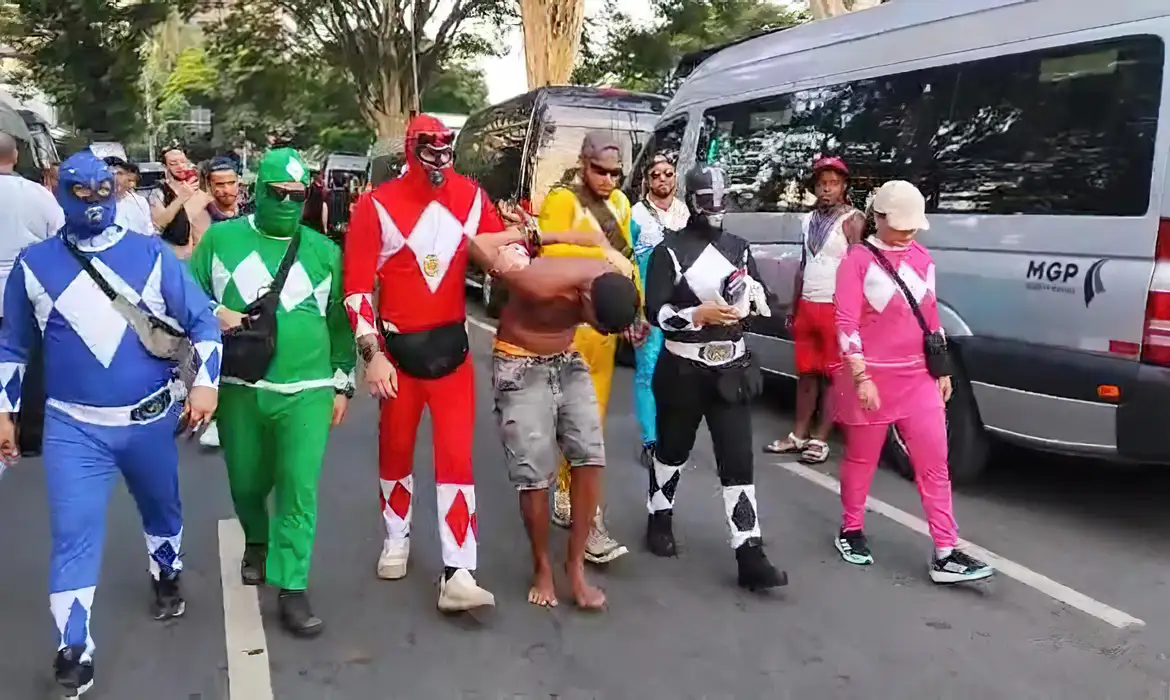 Policiais civis fantasiados de Power Rangers prendem homem com celulares roubados em bloco de carnaval em São Paulo
