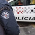Policiais militares são presos após jovem de 20 anos acusá-los de estupro durante carona em viatura