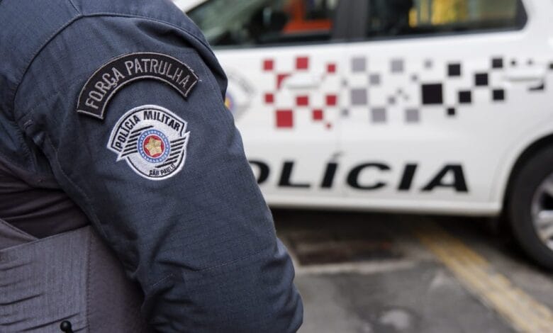 Policiais militares são presos após jovem de 20 anos acusá-los de estupro durante carona em viatura