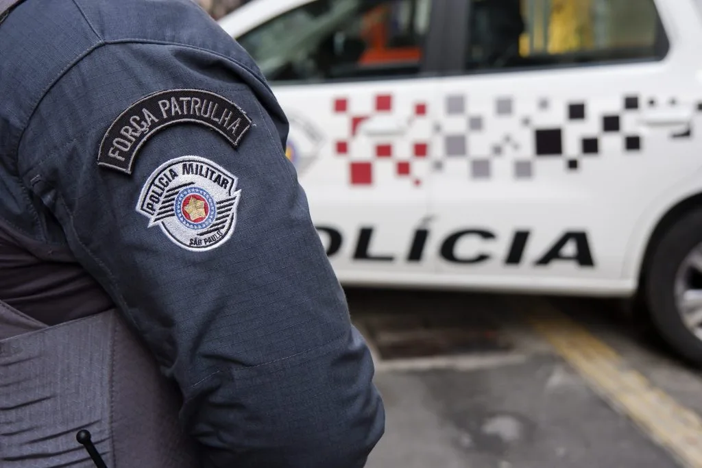 Policiais militares são presos após jovem de 20 anos acusá-los de estupro durante carona em viatura