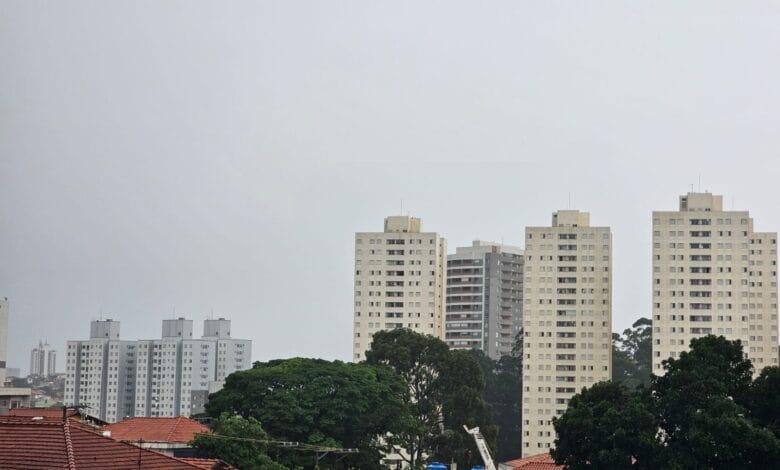São Paulo inicia o outono com sol e previsão de pancadas de chuva à tarde