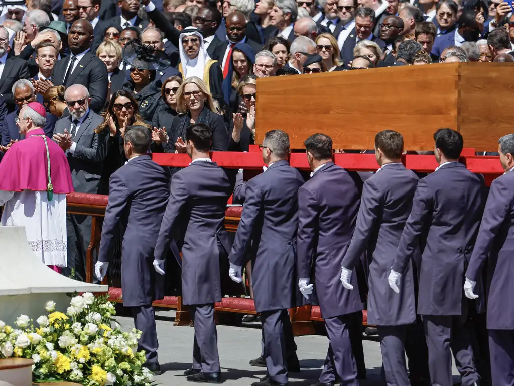 Papa Francisco é sepultado na Basílica de Santa Maria Maior