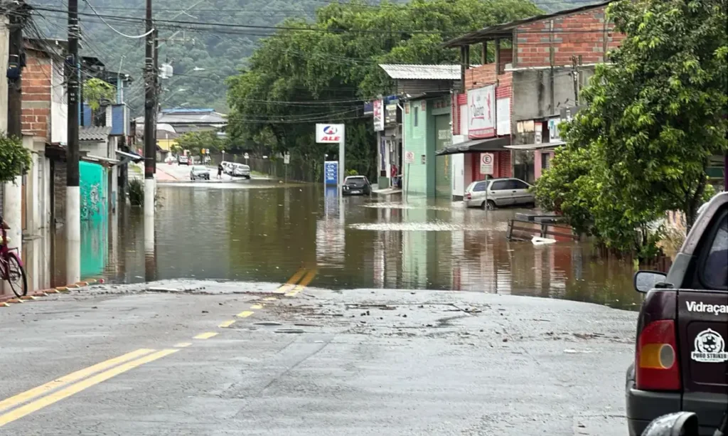 Águas baixam em Ubatuba e moradores retornam às suas residências