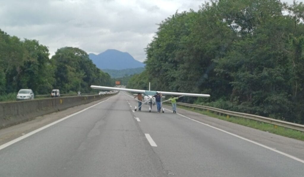 Avião de pequeno porte faz pouso forçado na BR-101 em SC após pane no motor