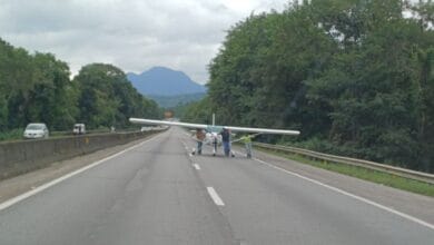 Avião de pequeno porte faz pouso forçado na BR-101 em SC após pane no motor
