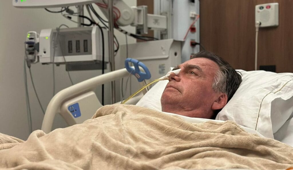 Bolsonaro apresenta boa evolução clínica, mas permanece na UTI sem previsão de alta